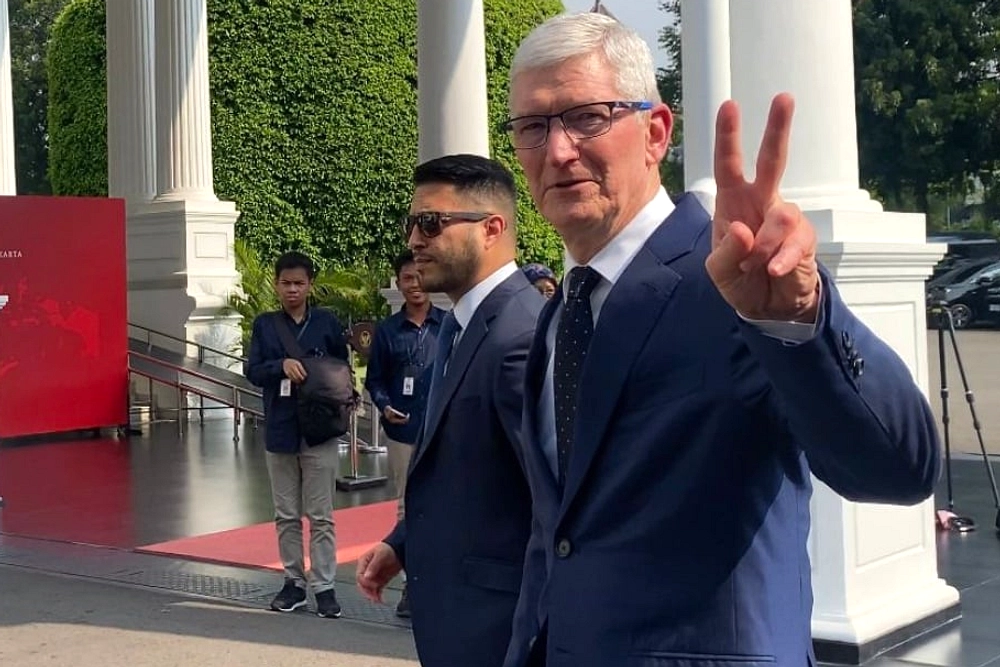 ketegangan-antara-trump-dan-tim-cook-strategi-produksi-iphone-memicu-perdebatan